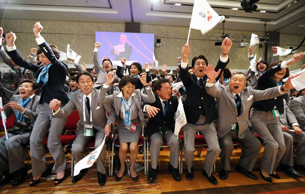 ２０２０年五輪の開催都市が東京に決まり、喜ぶ安倍首相（右から３人目）、猪瀬直樹知事（同４人目）ら＝９月、ブエノスアイレス