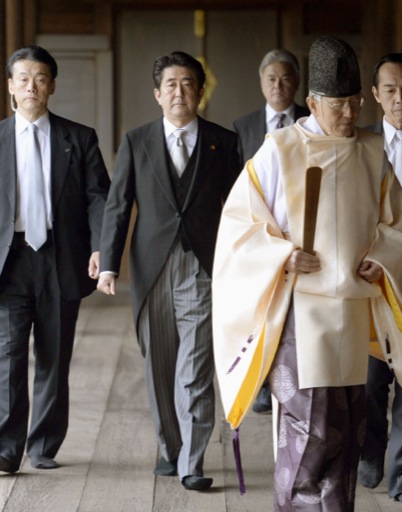 靖国神社を参拝した安倍首相＝２０１３年１２月、東京・九段北　