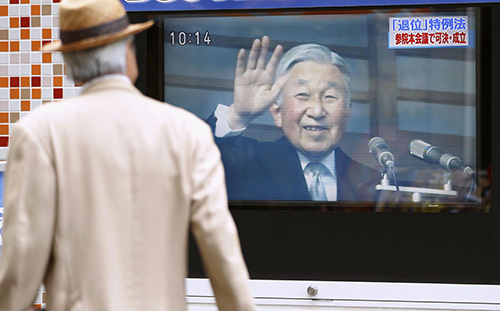 ６月、天皇陛下の退位を実現する特例法の成立を伝える街頭テレビ＝東京・有楽町