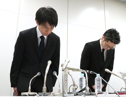 １月、記者会見で謝罪するコインチェックの和田晃一良社長（左）ら＝東京・日本橋兜町の東京証券取引所