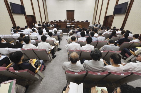 全国初の裁判員裁判が行われた東京地裁１０４号法廷＝２００９年８月