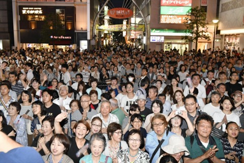 参院選の選挙戦最終日、街頭演説に集まった大勢の人たち＝７月、東京都墨田区（画像の一部を加工しています）