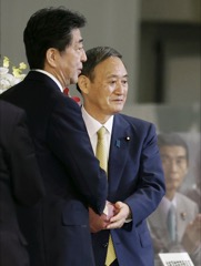 自民党総裁選での安倍前首相（左）と菅首相＝９月、東京都内のホテル