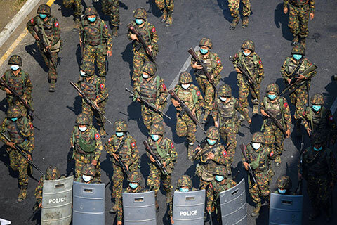 ミャンマー最大都市ヤンゴンで抗議デモを監視する兵士たち＝２月（ロイター＝共同）