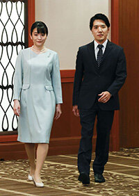 結婚し、記者会見に臨む小室圭さんと眞子さん＝２０２１年１０月、東京都内のホテル