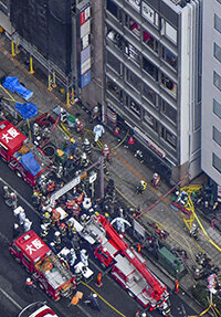 大阪市北区の火災があった現場付近に集まった消防隊員ら＝２０２１年１２月
