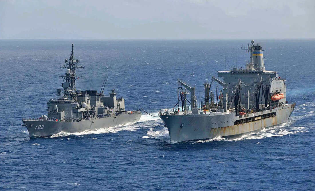 南シナ海で洋上補給訓練する海上自衛隊の護衛艦「はるさめ」（左）と米海軍の補給艦「ティピカヌー」（海上自衛隊提供）