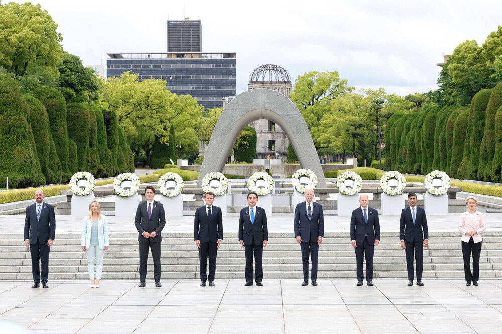 原爆慰霊碑への献花を終え、記念写真に納まる岸田首相（中央）と各国首脳ら＝５月、広島市の平和記念公園